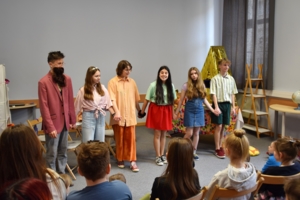 Uczestnicy projektu społecznego „Papierowi Ludzie – Łączymy Pokolenia”