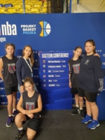 Koszykarki Atlanta Dream (MKS Pałac Młodzieży Tarnów) z trenerką Deborą Sajdak-Malec