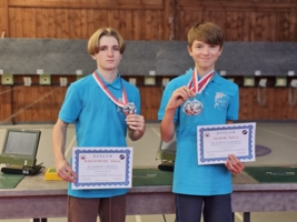 Adrian Baranowski (z lewej) i Hubert Słowik z medalami Międzywojewódzkich Mistrzostw Młodzików w strzelectwie sportowym