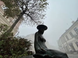 na zdjęciu pomnik, a za nim gęsta mgła