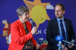 Profesor Lidia Morawska i prezydent Tarnowa Jakub Kwaśny