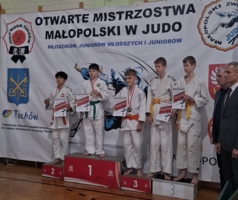 Medaliści Otwartych Mistrzostw Małopolski w judo młodzików. Drugi z lewej Borys Sikorski