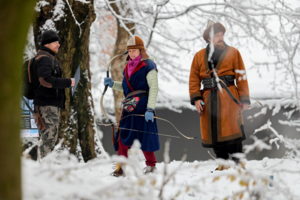 Uczestnicy otwartego turnieju łucznictwa terenowego 3D „Zemsta Bałwana: Asy z Kołczanów”