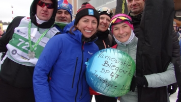 Grupa tarnowskich uczestników Biegu Piastów z Justyną Kowalczyk-Tekieli