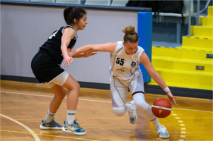 Przy piłce kapitan drużyny koszykarek MKS Pałac Młodzieży Tarnów, Paulina Liszka