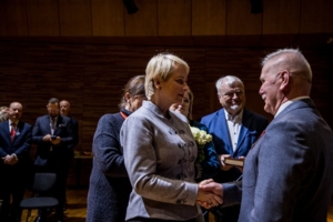 Iwona Gibas wręcza Brązowy Medal Zasłużony Kulturze Gloria Artis Kazimierzowi Kurczabowi