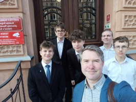 Zwycięska drużyna ZSME Tarnów z opiekunem