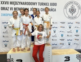 Młode judoczki MKS Pałac Młodzieży Tarnów z trenerką Katarzyną Szczepanik