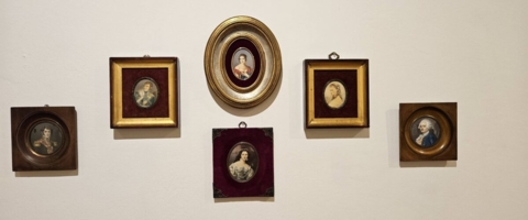 Fragment wystawy „Miniatury. Mały format – wielka treść”