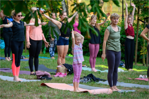 Wakacyjna joga w parku