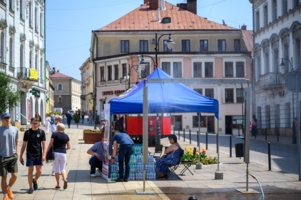 Punkt pomocy na placu Sobieskiego