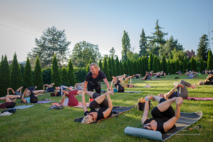 Wakacyjna joga na trawie
