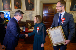 Barbara Prymakowska odbierająca honorowe obywatelstwo