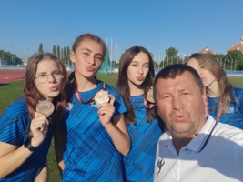 Sztafeta 4x100 metrów dziewcząt i trener Jarosław Wałaszek