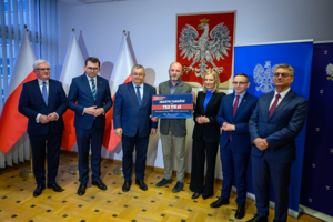 dyrektor ZDiK Artur Michałek odbiera symboliczny czek