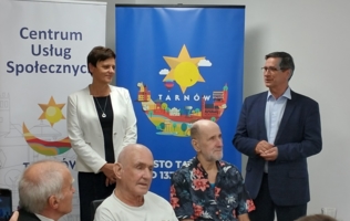 Prezydent Tarnowa Roman Ciepiela i dyrektorka CUS Dorota Krakowska na spotkaniu z lokatorami mieszkań wspomaganych