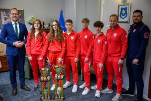 Prezydent Jakub Kwaśny i karatecy Tarnowskiego Klubu Sportowego Kyokushin Karate