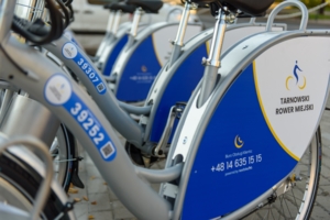 Na zdjęciu zbliżenie na miejskie rowery