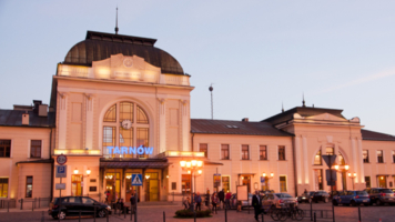 Budynek dworca kolejowego, w którym mieści się Galeria "Panorama"