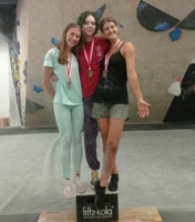 Medalistki Mistrzostw Polski młodzieżowców w boulderingu. Od lewej stoją: Daria Nawój, Maria Lipkowicz i Kinga Pałka.