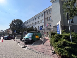 Wejście do budynku przy ul. Nowej 4, ogrodzone