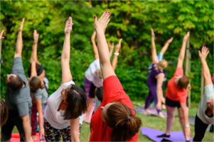 Wakacyjna joga na trawie