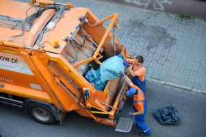na zdjęciu śmiciarka