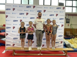 Gimnastyczki Dragon Sports Tarnów z trenerem