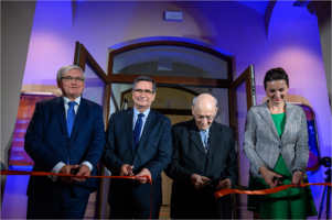 Przecięcie wstęgi podczas otwarcia Pasażu Odkryć