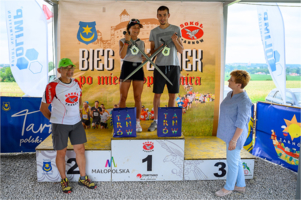 Najlepsi zawodnicy VIII Biegu na Zamek po Miecz Spycimira