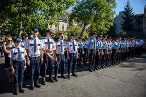 Tysiące uczniów na szkolnych korytarzach