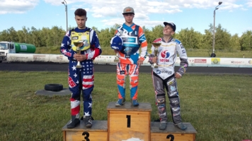 Podium mini żużlowców