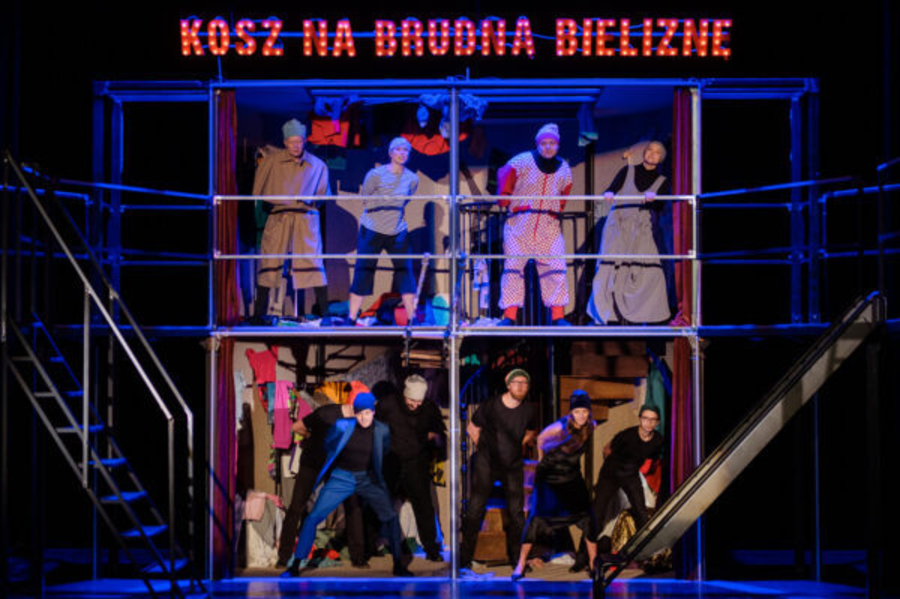 kadr ze spektaklu "Przygody dziesięciu niesamowitych skarpetek"