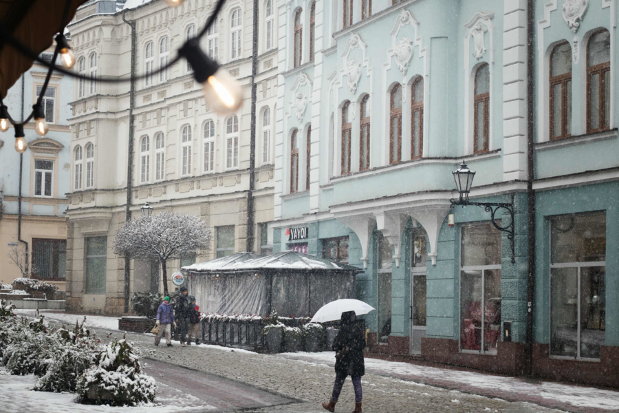 zimowy kadr z ulicy Wałowej