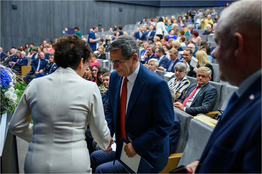 Prezydent Tarnowa Roman Ciepiela wręcza list gratulacyjny dyrektor Annie Czech