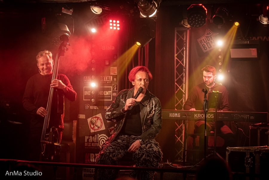 Michał Wiśniewski z muzykami na scenie