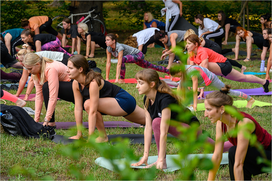 Wakacyjna joga na trawie