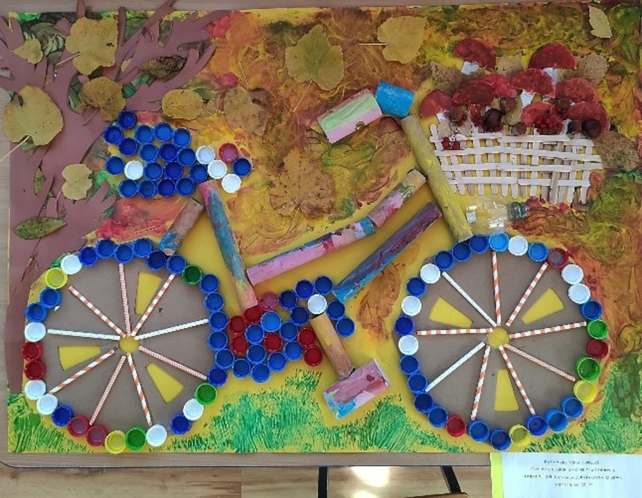 rower z plastikowych nakrętek