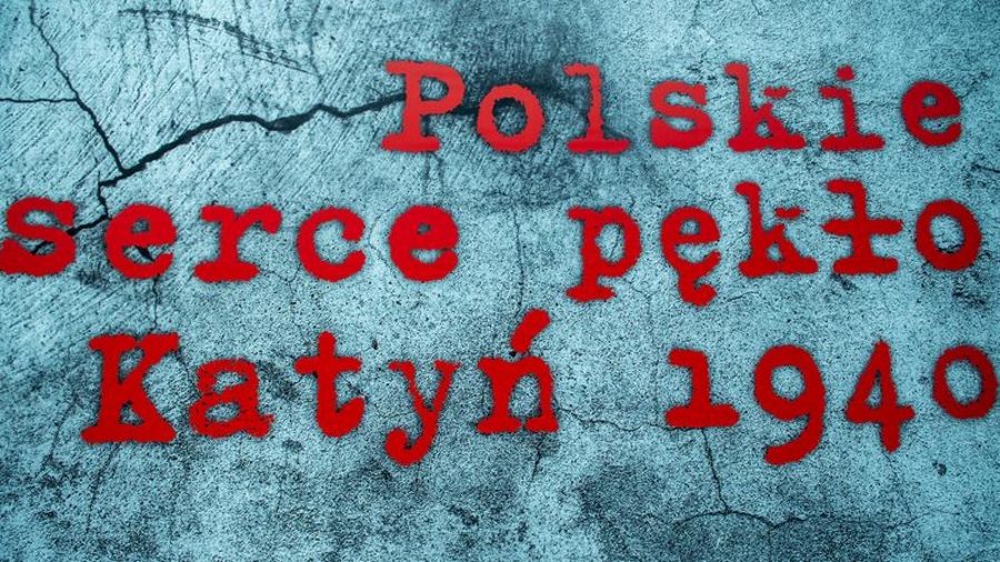 Plakat konkursu "Polskie serce pękło. Katyń 1940"