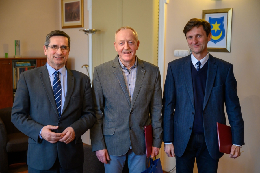 Na zdjęciu od lewej: prezydent Roman Ciepiela, Edward Rusnarczyk, Andrzej Wyrobiec