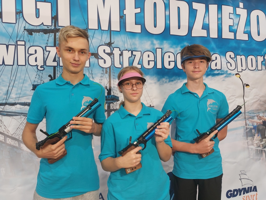 Zawodnicy Delfina Tarnów, złoci medaliści Ligi Młodzieżowej Polskiego Związku Strzelectwa Sportowego w strzelaniu z pistoletu