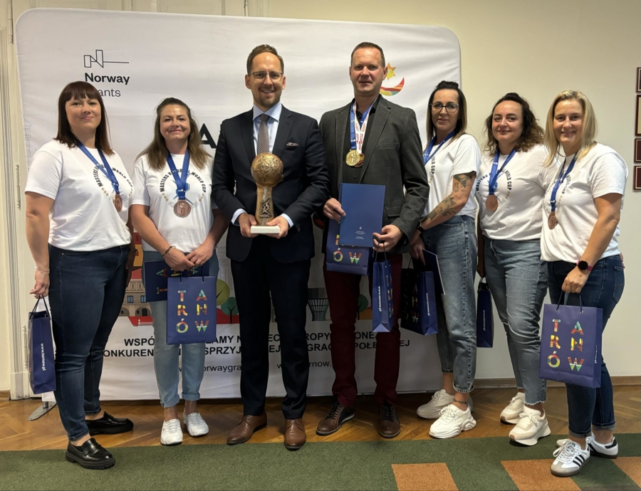 Medaliści turnieju Masters Handball World Cup z prezydentem Jakubem Kwaśnym