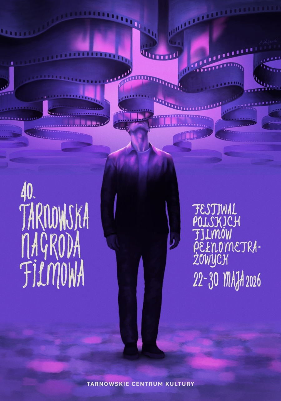 Plakat tegorocznej TNF, fioletowe tło, mężczyzna z głową w rozłożonej taśmie filmowej
