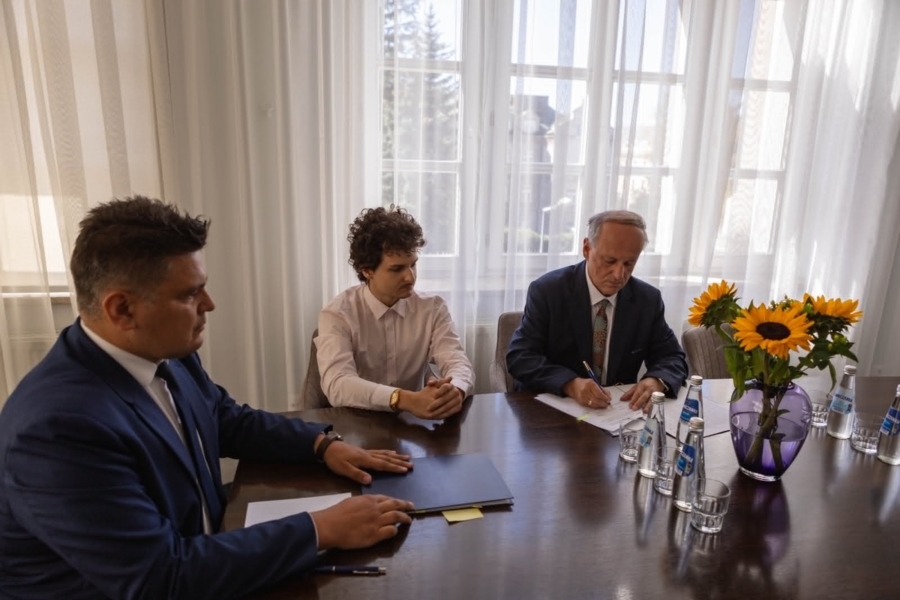 podpisanie umowy w sprawie remontu kamienicy przy Rynku 7