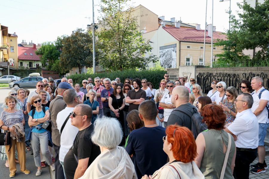 na zdjęciu zebranil ludzie podczas spacerku