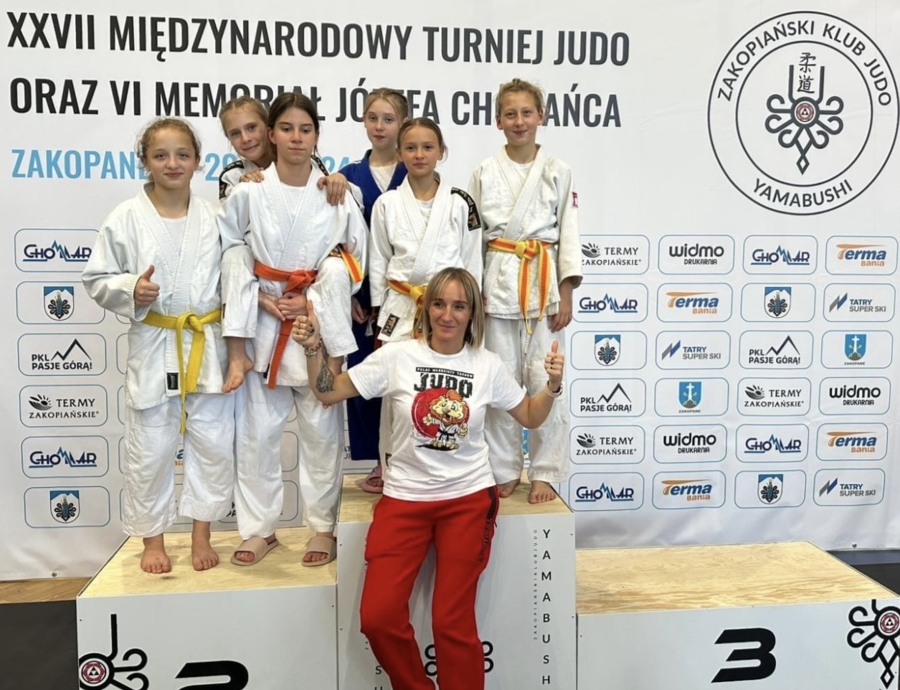 Młode judoczki MKS Pałac Młodzieży Tarnów z trenerką Katarzyną Szczepanik