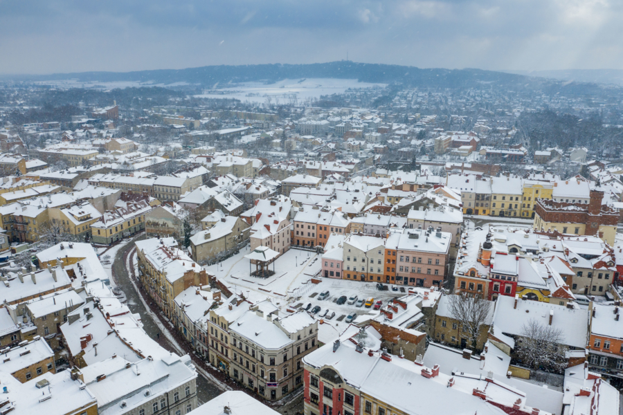 Tarnów z lotu ptaka przykryty śniegiem
