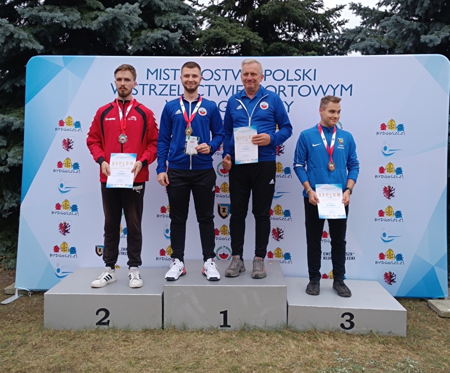 Na najwyższym stopniu podium Wiktor Sajdak i jego trener Jerzy Madej