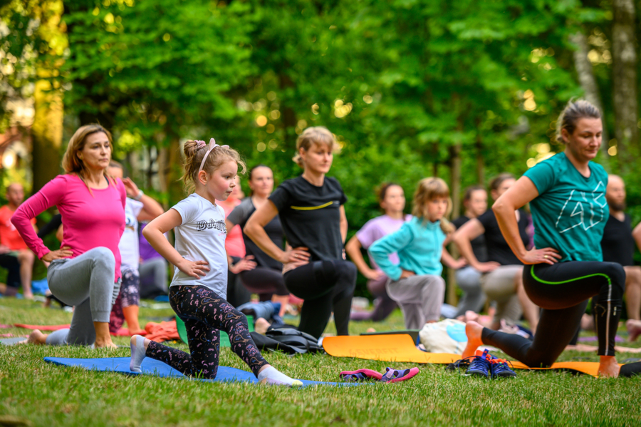Wakacyjna joga na trawie