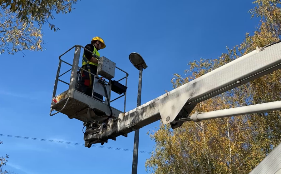 wymiana żarówek w ulicznych lampach